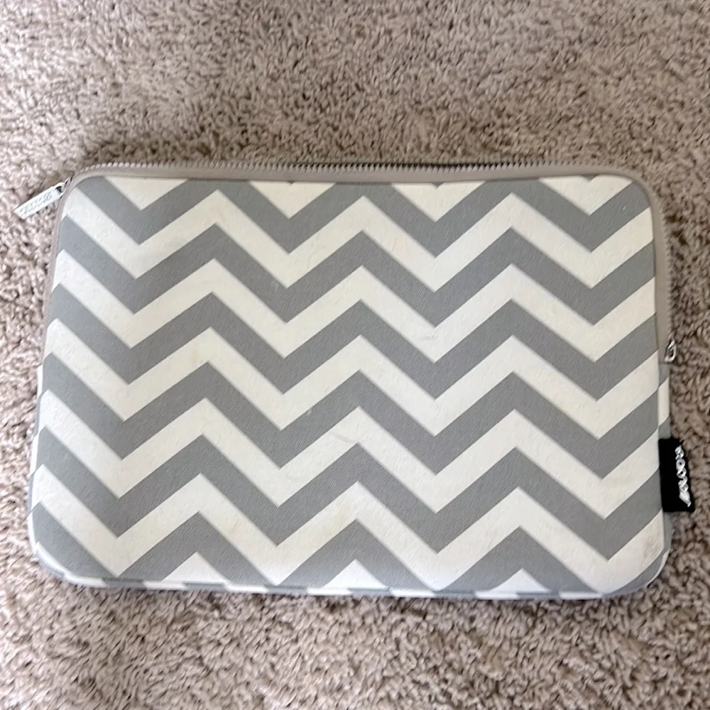 Zig Zag Padded & Soft Lined 13” -15” Laptop Case